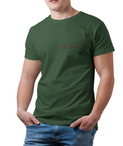 The design is the word scheisse. in brown lettering. The design is printed on the left side of the forest green tee.